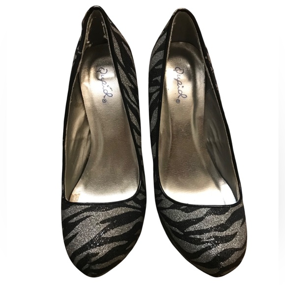 Qupid Silver & Black Pointed Toe Stiletto Women’s Size 7 Heels - Picture 2 of 9